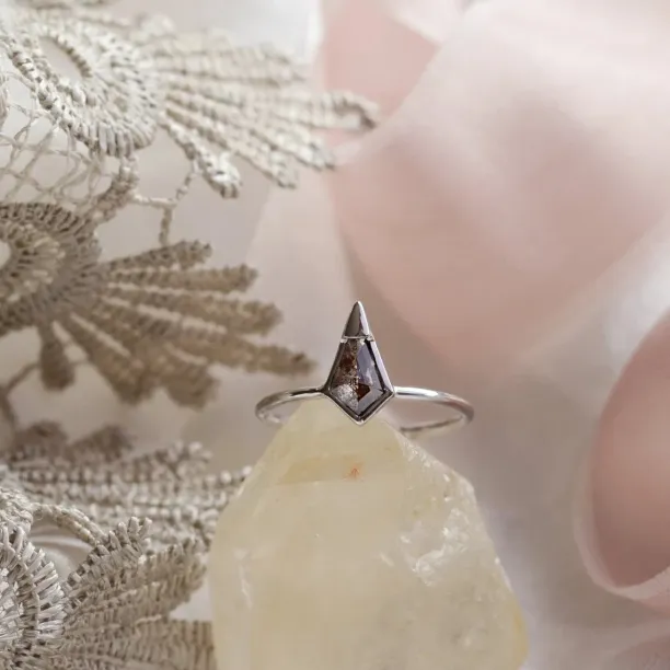 Unusual ring with kite salt and pepper diamond PISTE Image