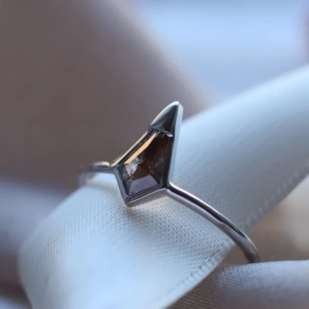 Unusual ring with kite salt and pepper diamond PISTE Image