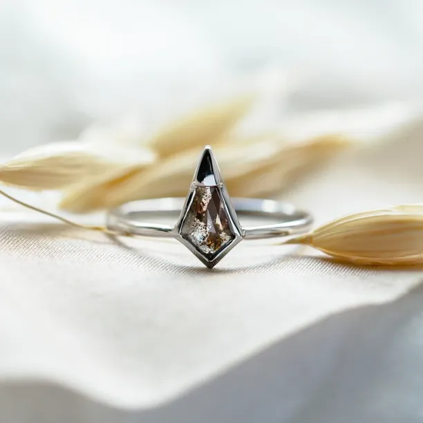Unusual ring with kite salt and pepper diamond PISTE Image