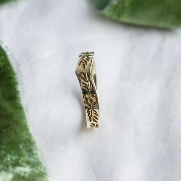 Curved wedding ring with floral motive LENNA Image