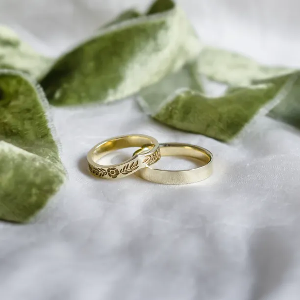 Original wedding bands with curved shape and flowers FOLK Image