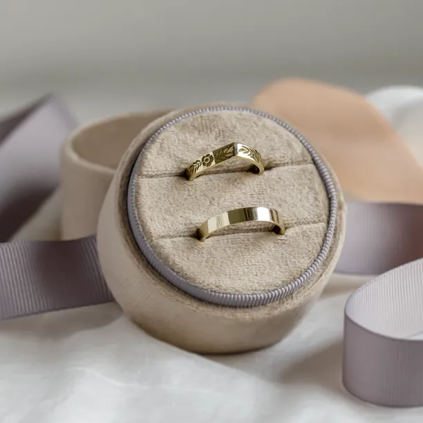 Original wedding bands with curved shape and flowers FOLK Image