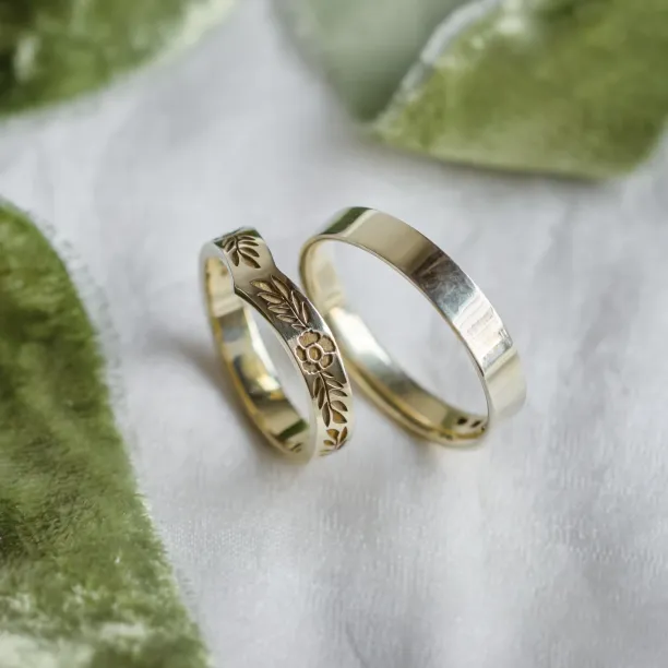Original wedding bands with curved shape and flowers FOLK Image