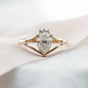 Atypical gold ring with moissanites AMELIA
