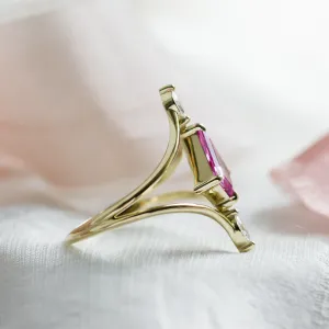 Zlatý split shank prsten s růžovým safírem a diamanty CHARAYA Thumbnail