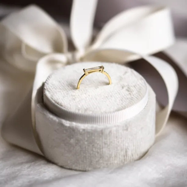 Engagement ring with baguette lab-grown diamonds CASHIA Image