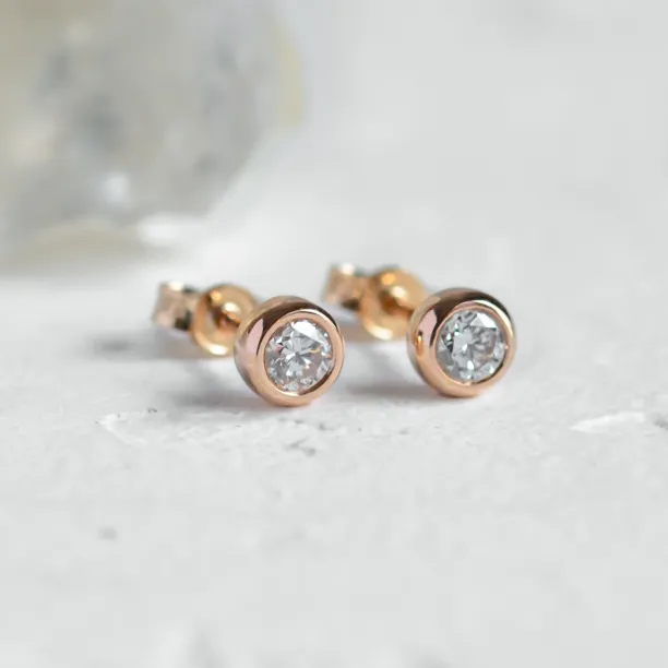 Gold earrings with lab-grown diamonds in bezel style BRESCIA Image