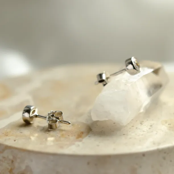 Gold earrings with lab-grown diamonds in bezel style BRESCIA Image