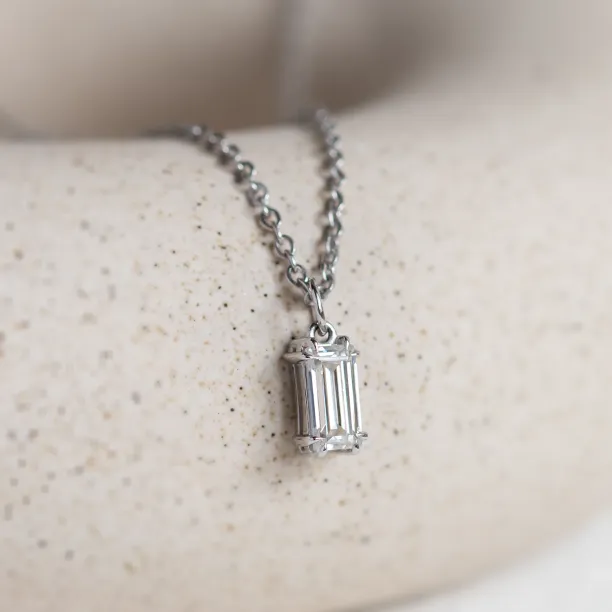 Gold pendant with lab-grown diamond ARRIA Image