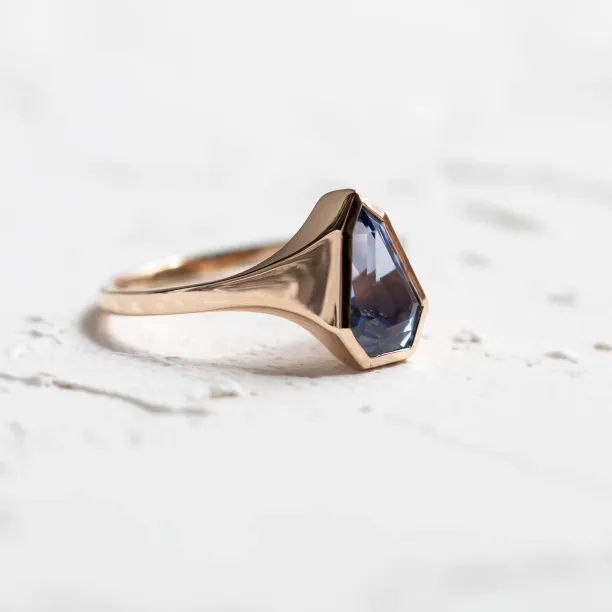 Blue sapphire signet ring PLATON Image