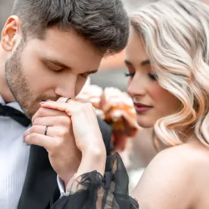 Černé snubní prsteny ze zlata s tepaným povrchem AZTEK