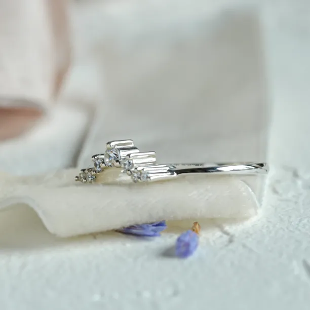 Curved diamond ring ERISILDA Image