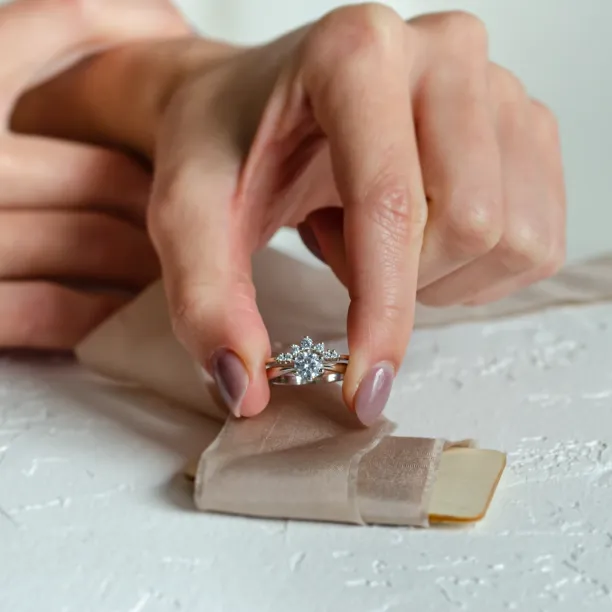 Curved diamond ring ERISILDA Image