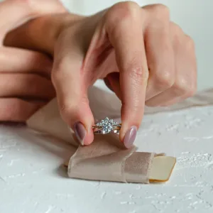 Curved diamond ring ERISILDA Thumbnail