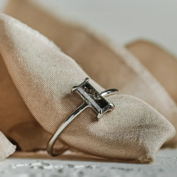 Art deco styled ring with salt'n'pepper diamond ERMANNO Image