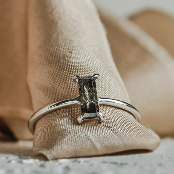 Art deco styled ring with salt'n'pepper diamond ERMANNO Image