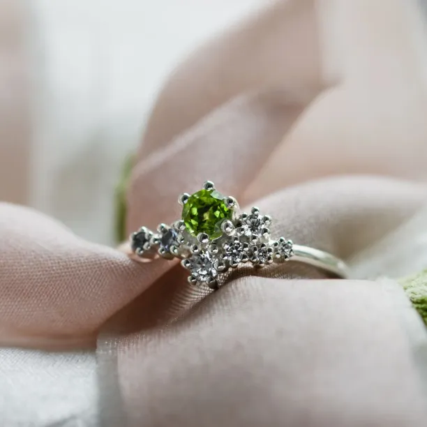 Cluster ring with peridot and diamonds GOOSEBERRY Image