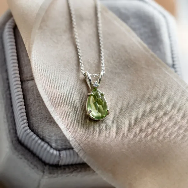 Gold necklace with peridot and diamond KIWI Image