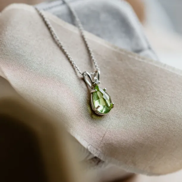 Gold necklace with peridot and diamond KIWI Image
