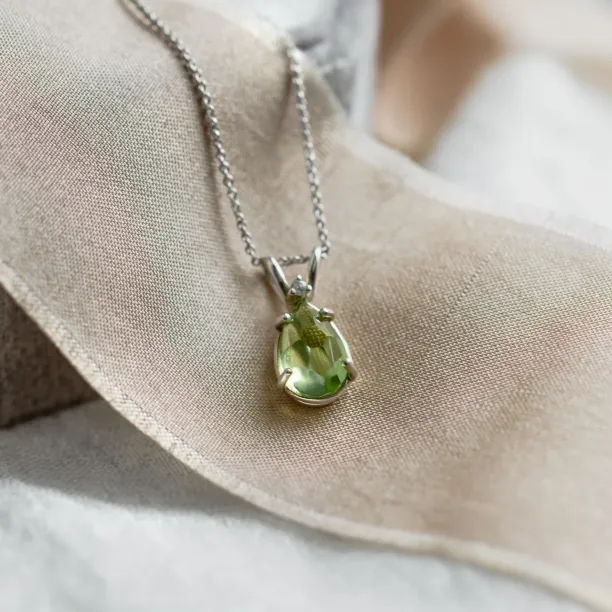 Gold necklace with peridot and diamond KIWI Image