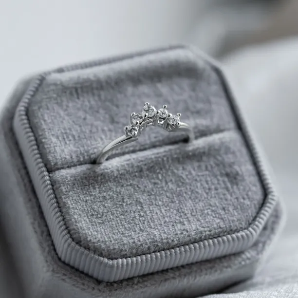 Curved gold wedding ring with diamonds ENNIO Image