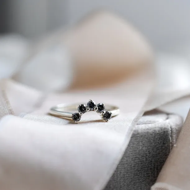 Curved wedding ring with salt'n'pepper diamonds ENZO Image