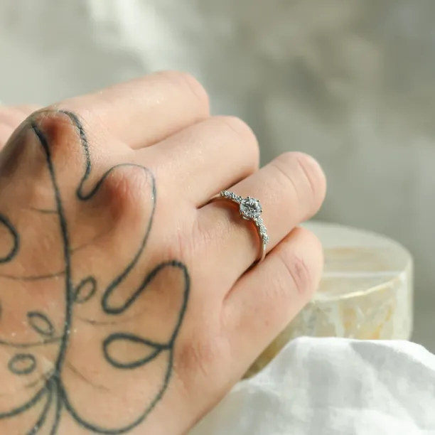 Romantic engagement lab-grown diamond ring MUSE Image