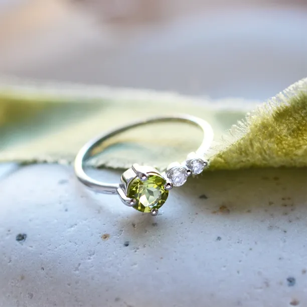 Gold ring with peridot and diamonds OLIVIA Image