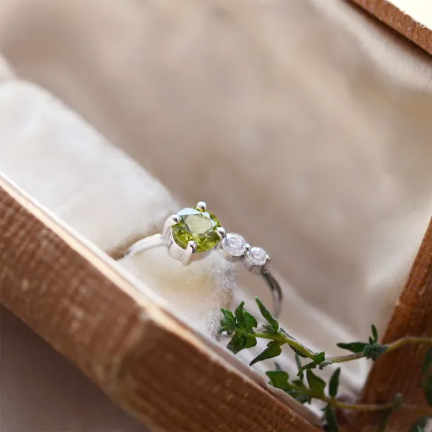 Gold ring with peridot and diamonds OLIVIA Image