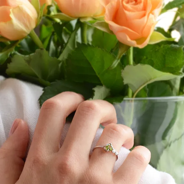 Gold ring with peridot and diamonds OLIVIA Image
