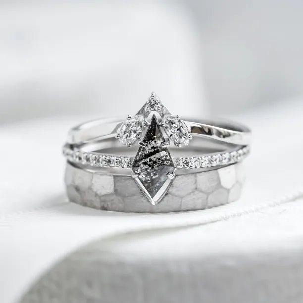 Gold curved ring with moissanites HARFA Image