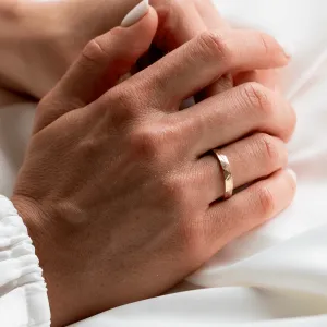 Zlaté snubní prsteny s tepaným povrchem a linkou LIDO