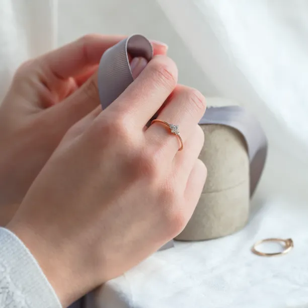 Romantic engagement ring with lab-grown diamonds MILLENIAL Image