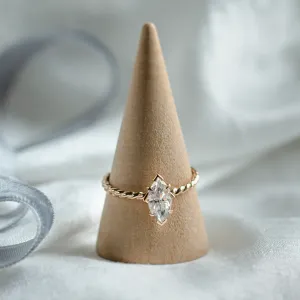 Zakroucený originální prsten s marquise moissanitem DAHLIA Thumbnail