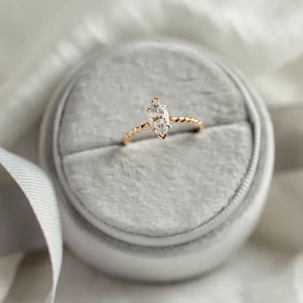 Zakroucený originální prsten s marquise moissanitem DAHLIA Image