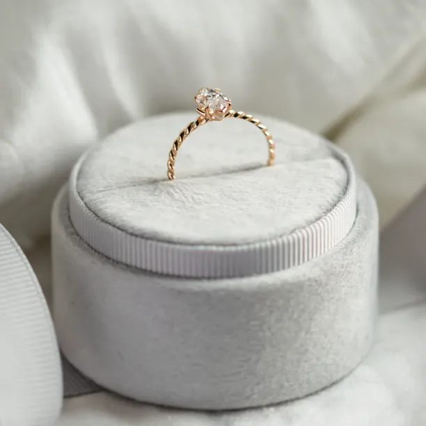 Zakroucený originální prsten s marquise moissanitem DAHLIA Image