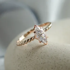 Zakroucený originální prsten s marquise moissanitem DAHLIA Thumbnail