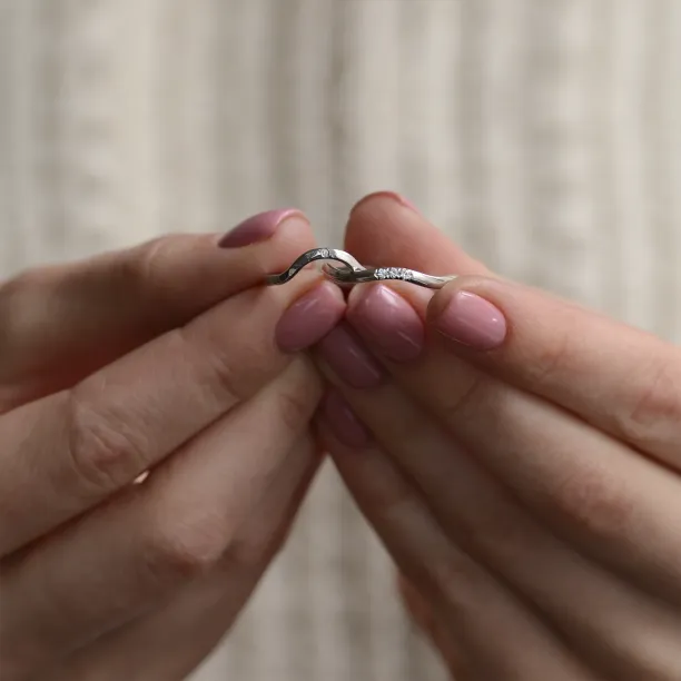 Curvy gold wedding ring with three diamonds ISEULT Image