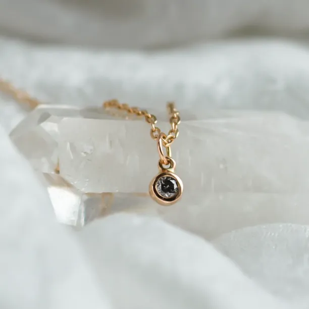 Zlatý přívěsek se salt and pepper diamantem v bezel osazení SAND Image