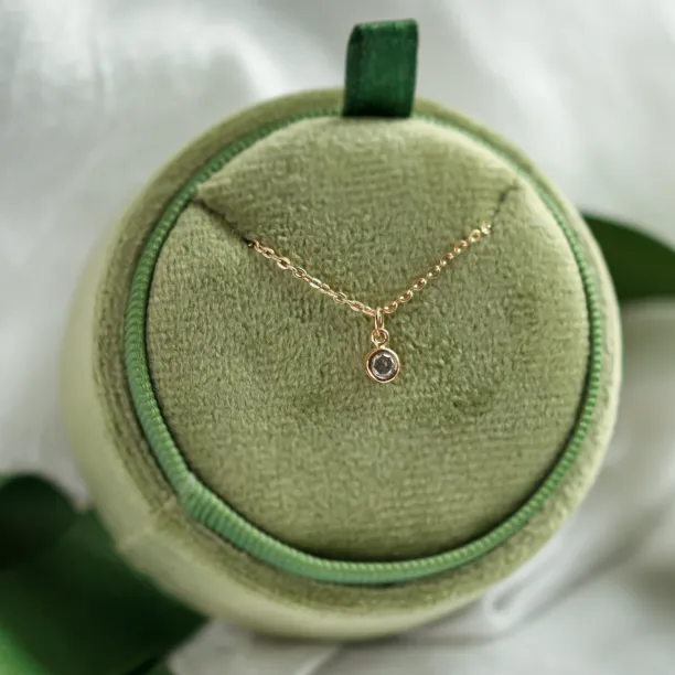 Zlatý přívěsek se salt and pepper diamantem v bezel osazení SAND Image