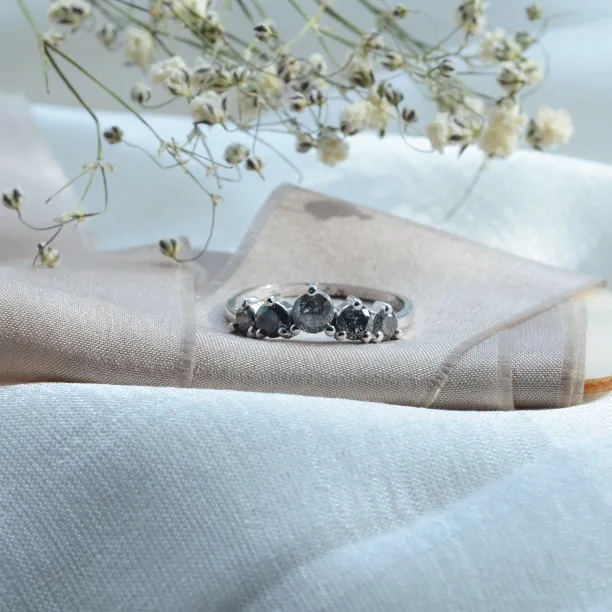 Slightly curved salt and pepper diamond ring FERO Image