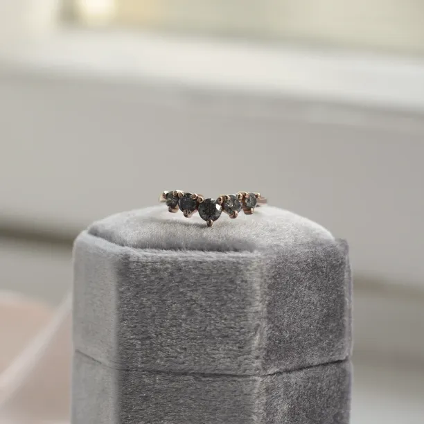 Slightly curved salt and pepper diamond ring FERO Image