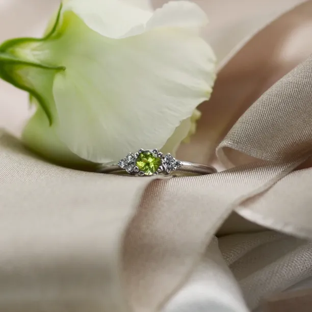 Gold ring with peridot and diamonds MONNY Image