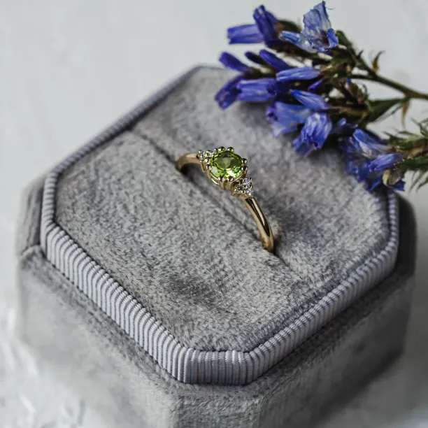 Gold ring with peridot and diamonds MONNY Image