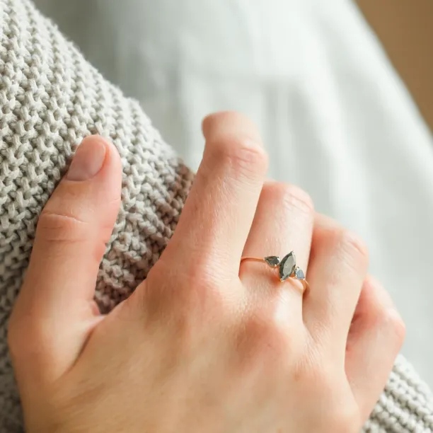 Netradiční zásnubní prsten ve vintage stylu se salt and pepper diamanty RHEA Image