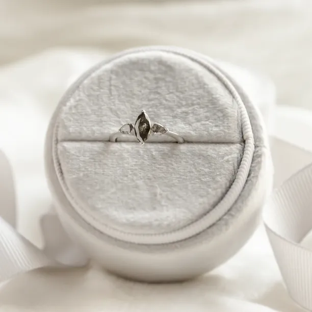 Netradiční zásnubní prsten ve vintage stylu se salt and pepper diamanty RHEA Image