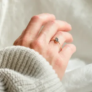 Originální zásnubní prsten s asymetrickým pear salt and pepper diamantem ALIA Thumbnail