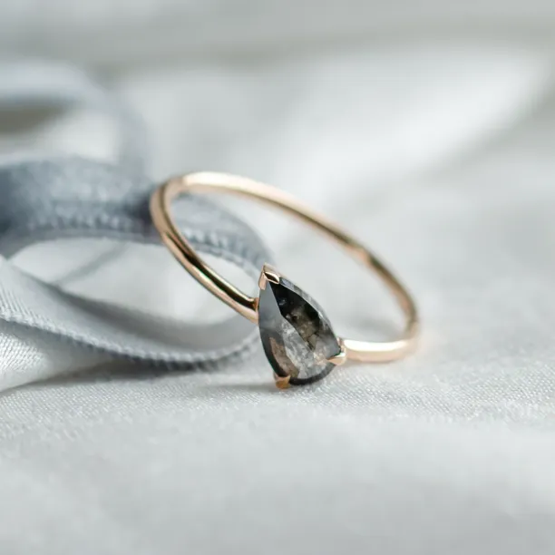 Originální zásnubní prsten s asymetrickým pear salt and pepper diamantem ALIA Image