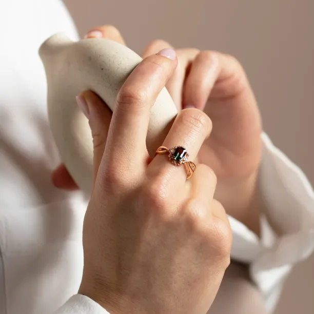 Výrazný zlatý vintage prsten se zeleným safírem a diamanty BAROQUE Image