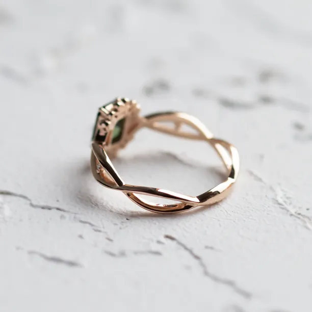 Výrazný zlatý vintage prsten se zeleným safírem a diamanty BAROQUE Image